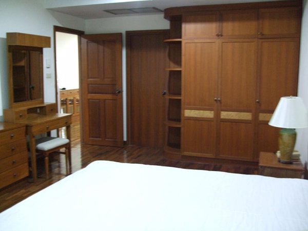 บ้านวัลย์ผกา-อพาร์ทเม้นท์ให้เช่า-ห้องกว้าง-อาคารโปร่ง-สวนสงบ