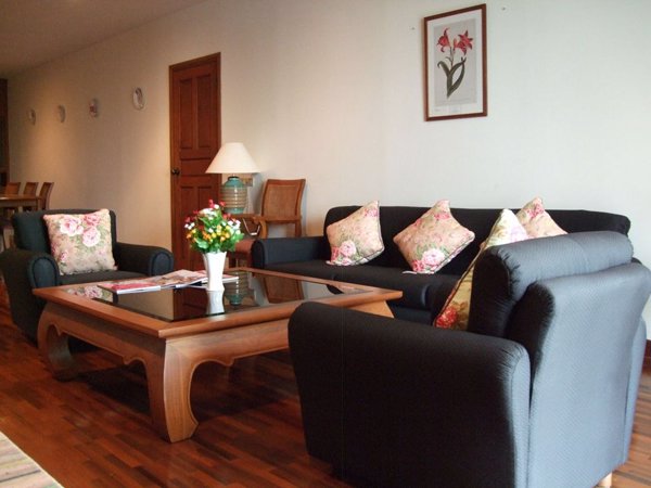 บ้านวัลย์ผกา-อพาร์ทเม้นท์ให้เช่า-ห้องกว้าง-อาคารโปร่ง-สวนสงบ