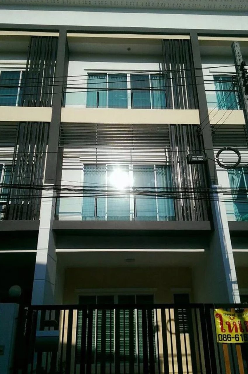 ทาวน์โฮม-3-ชั้นให้เช่า-ย่านทาว์อินทาวน์-เดินทางสะดวกเข้าออกได้หลายทาง