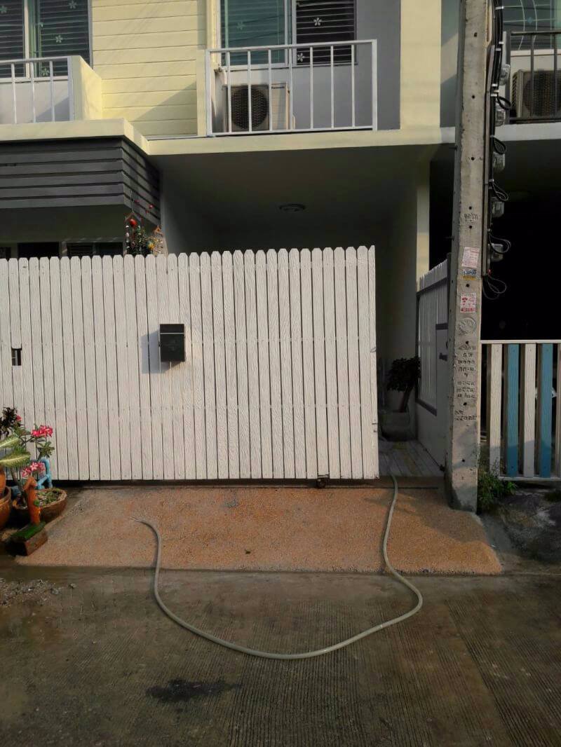 hr103-ให้เช่าทาวเฮ้าส์เดอะคัลเลอร์อารียา-ปากเกร็ด-3-ห้องนอน-2-ห้องน้ำ-เดินทางสะดวกติดถนนใหญ่