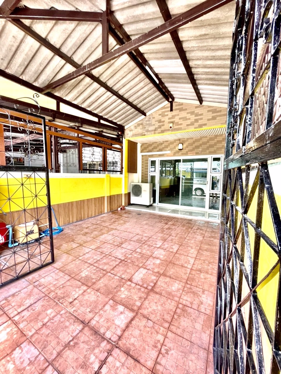 ขายทาวน์เฮ้าส์สวย-ทำเลทอง-ติดถนนใหญ่-ใกล้สี่แยกบางนา-0917232192