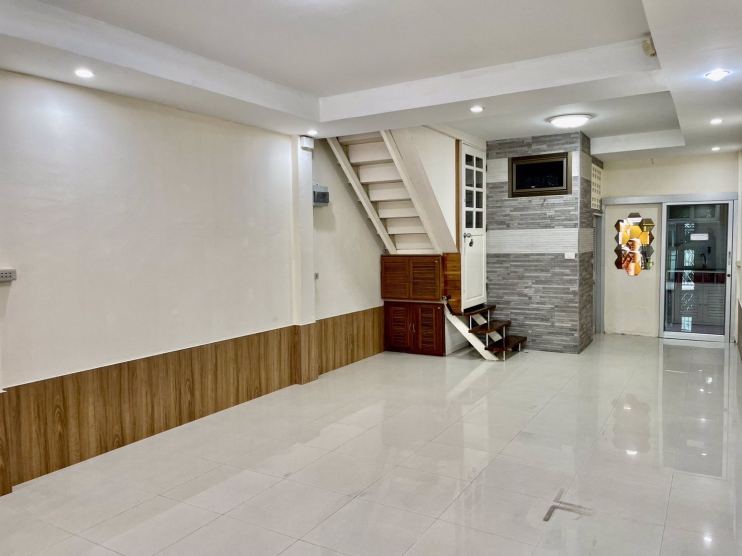 ขายทาวน์เฮ้าส์สวย-ทำเลทอง-ติดถนนใหญ่-ใกล้สี่แยกบางนา-0917232192