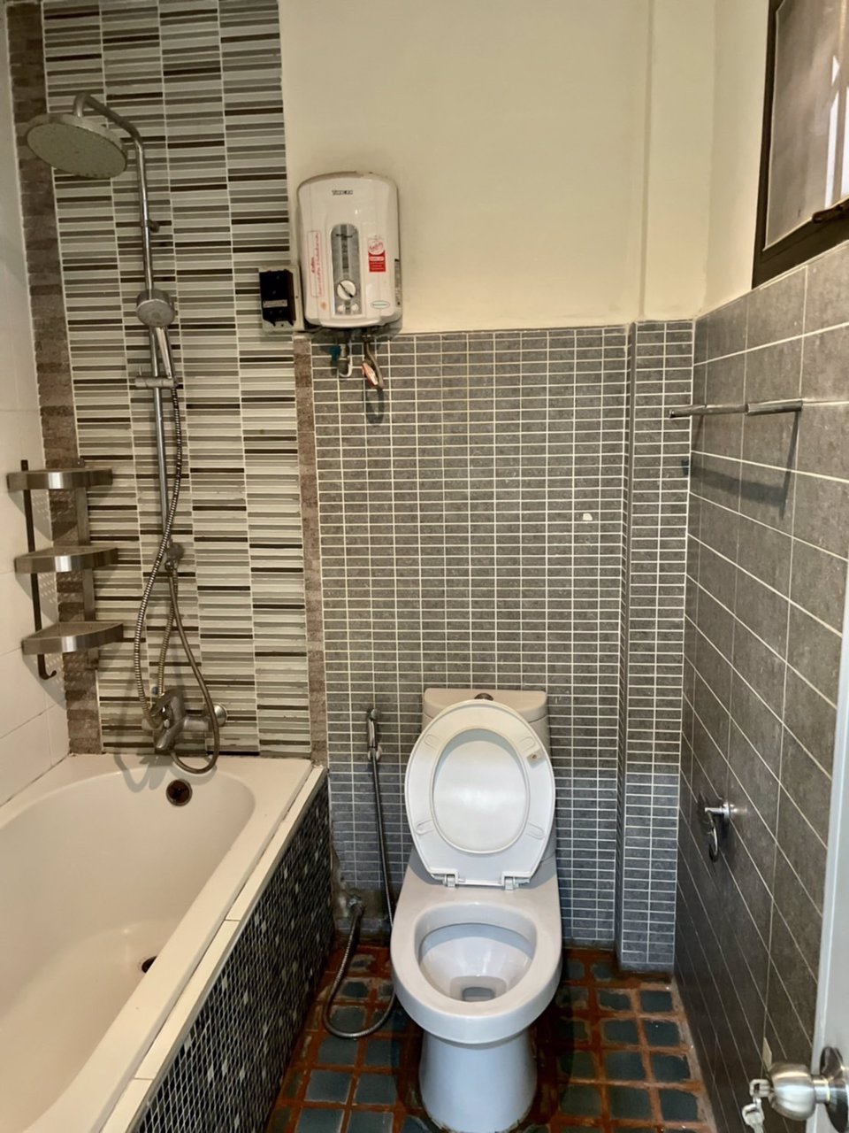 ขายทาวน์เฮ้าส์สวย-ทำเลทอง-ติดถนนใหญ่-ใกล้สี่แยกบางนา-0917232192