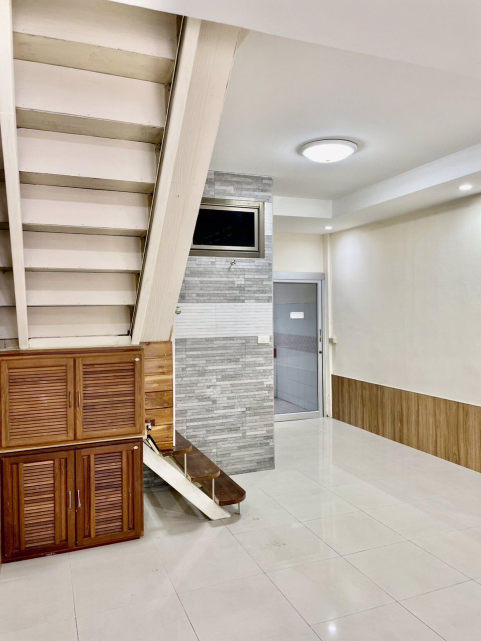 ขายทาวน์เฮ้าส์สวย-ทำเลทอง-ติดถนนใหญ่-ใกล้สี่แยกบางนา-0917232192