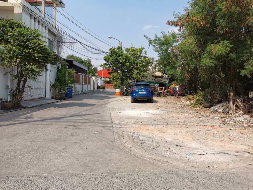 ที่ดินถมแล้ว-เนื้อที่-111-ตารางวา-ซอยโชคชัย-4-แยก-28-ติดถนน-2-ด้าน