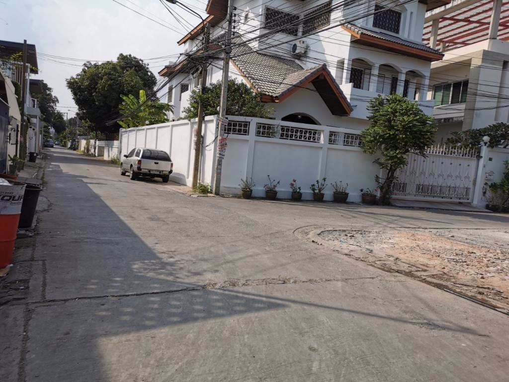 ที่ดินถมแล้ว-เนื้อที่-111-ตารางวา-ซอยโชคชัย-4-แยก-28-ติดถนน-2-ด้าน