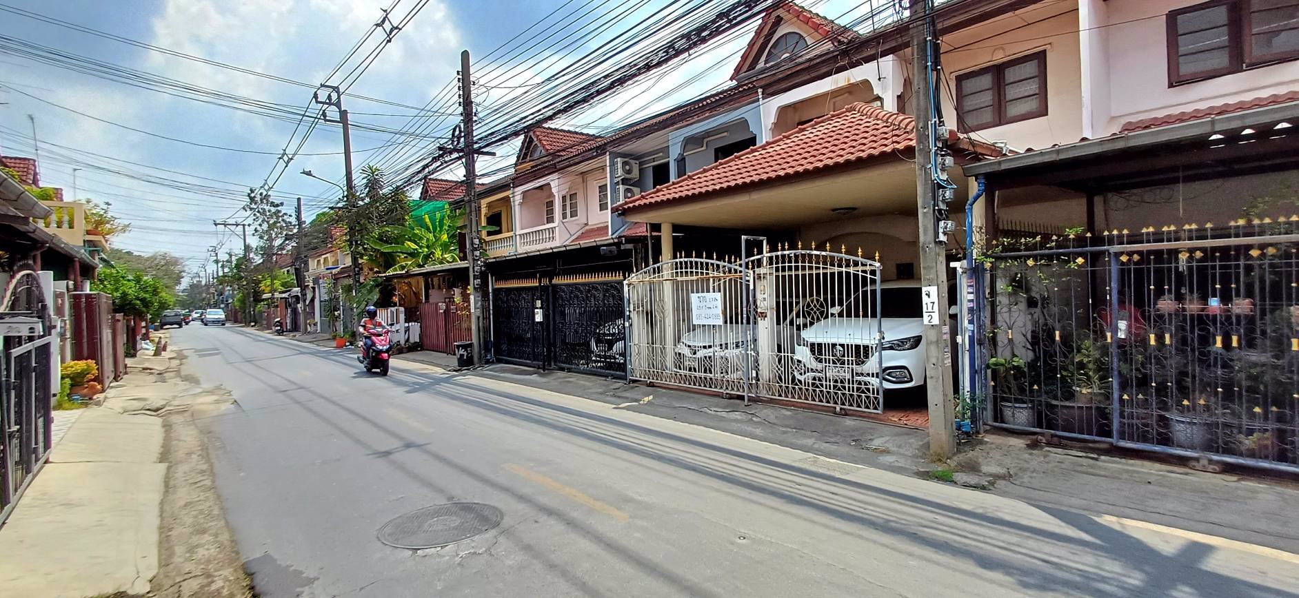 ขายทาวน์เฮ้าส์-ซอยนวมินทร์-111-เนื้อที่-25-ตรว-หน้ากว้าง-6-เมตร-จอดรถคันใหญ่ในบ้านได้-2-คัน-มี-3-ห้