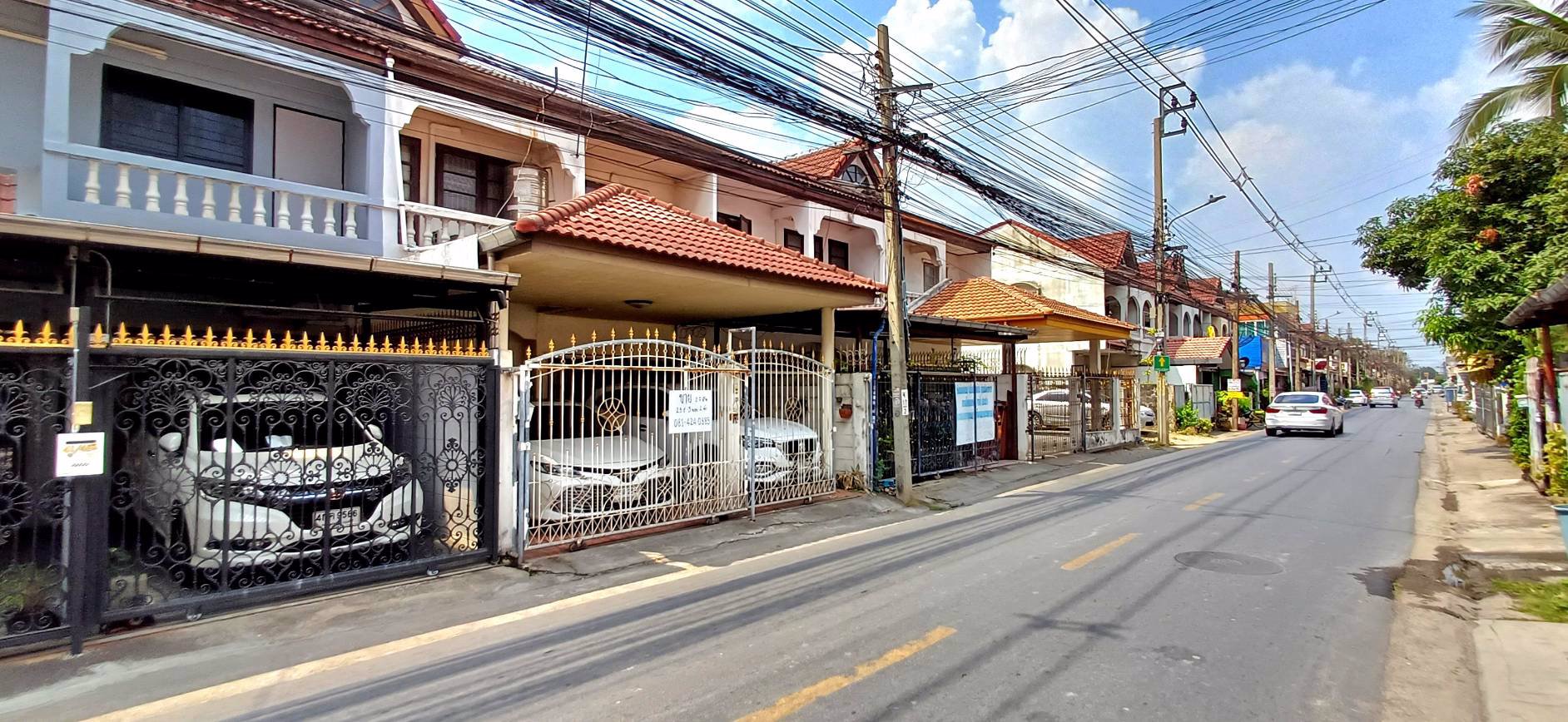 ขายทาวน์เฮ้าส์-ซอยนวมินทร์-111-เนื้อที่-25-ตรว-หน้ากว้าง-6-เมตร-จอดรถคันใหญ่ในบ้านได้-2-คัน-มี-3-ห้