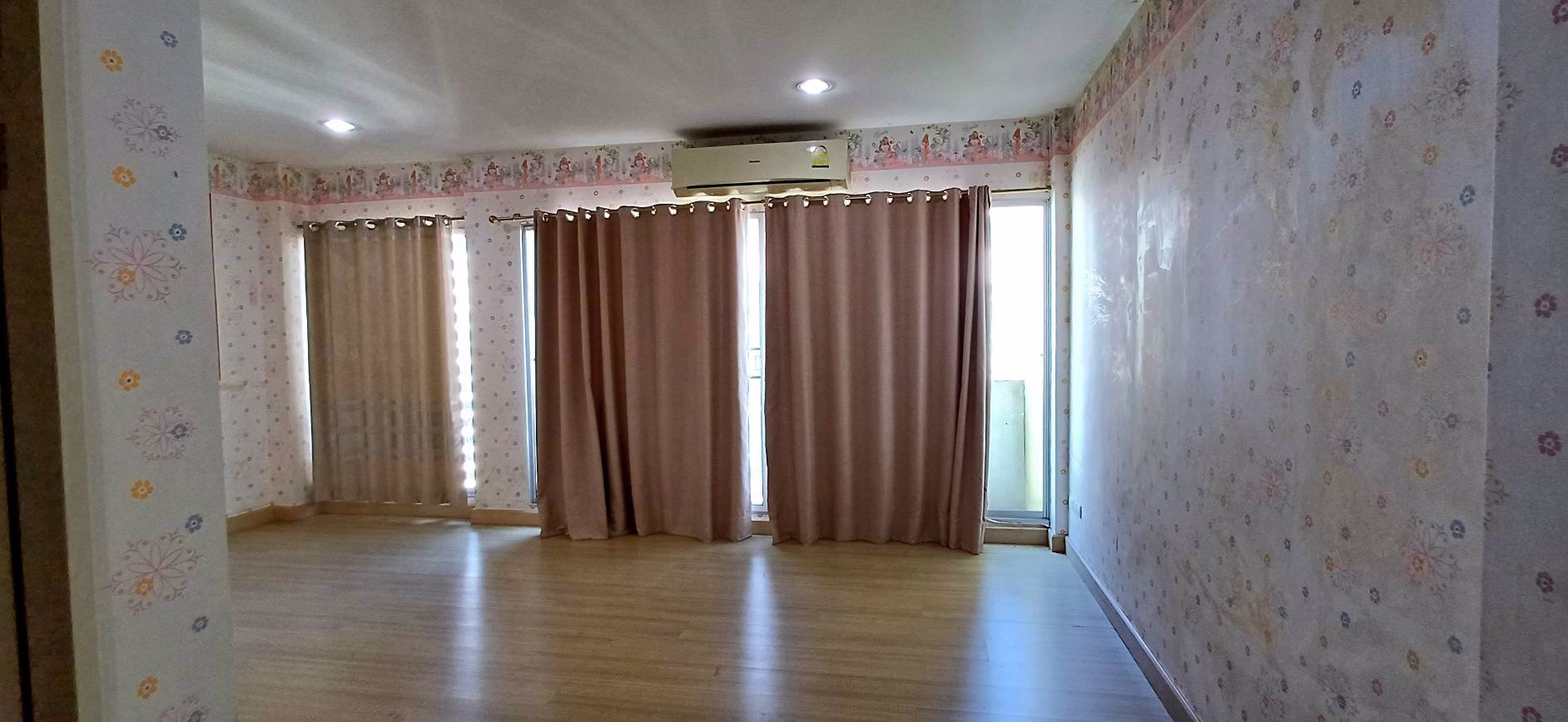 ขายทาวน์โฮม-4-ชั้น-แปลงมุม-ติดถนนลาดพร้าว-โครงการ-biz-town-เนื้อที่-29-ตรว-4-ชั้น-4-ห้องนอน-5-ห้อง