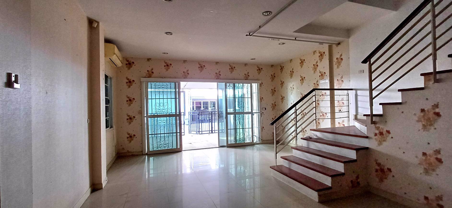 ขายทาวน์โฮม-4-ชั้น-แปลงมุม-ติดถนนลาดพร้าว-โครงการ-biz-town-เนื้อที่-29-ตรว-4-ชั้น-4-ห้องนอน-5-ห้อง