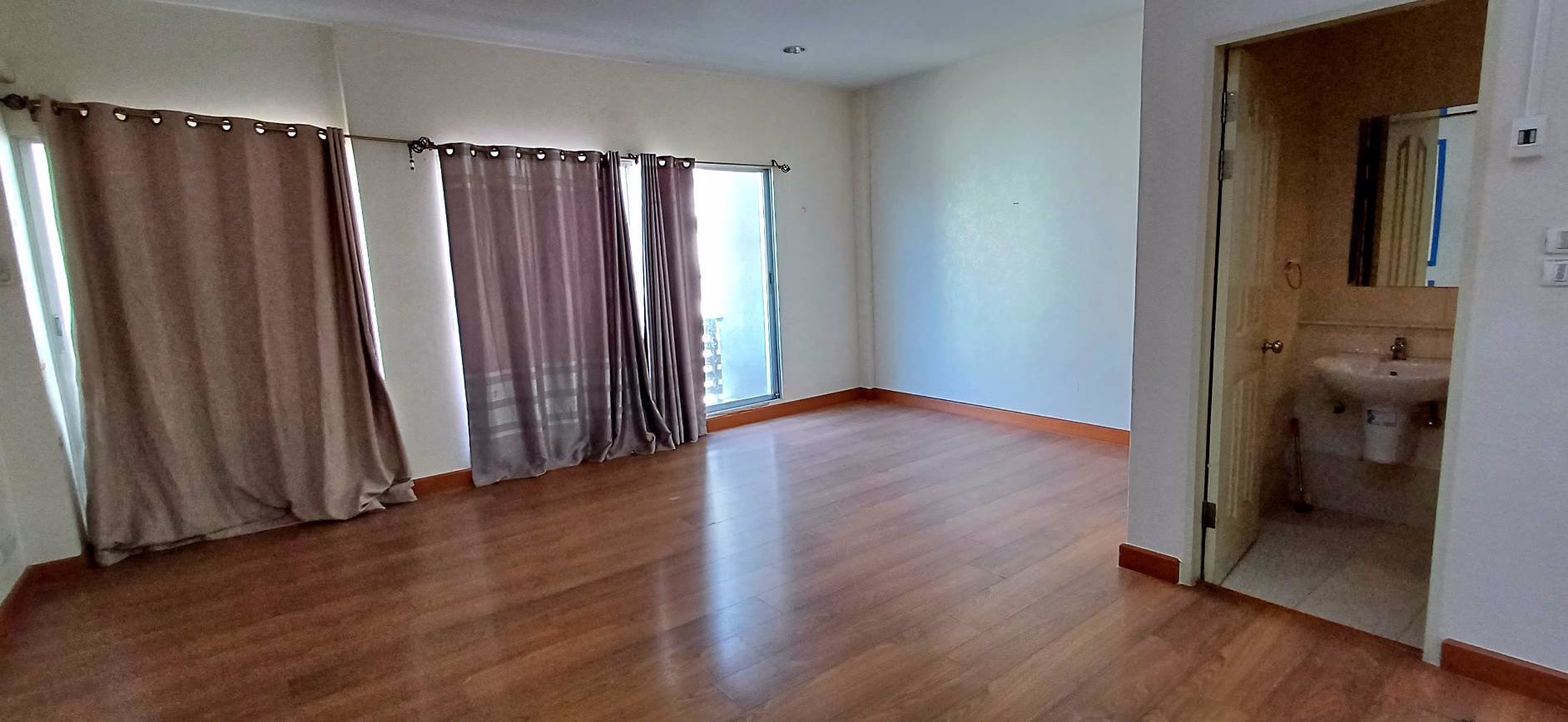 ขายทาวน์โฮม-4-ชั้น-แปลงมุม-ติดถนนลาดพร้าว-โครงการ-biz-town-เนื้อที่-29-ตรว-4-ชั้น-4-ห้องนอน-5-ห้อง