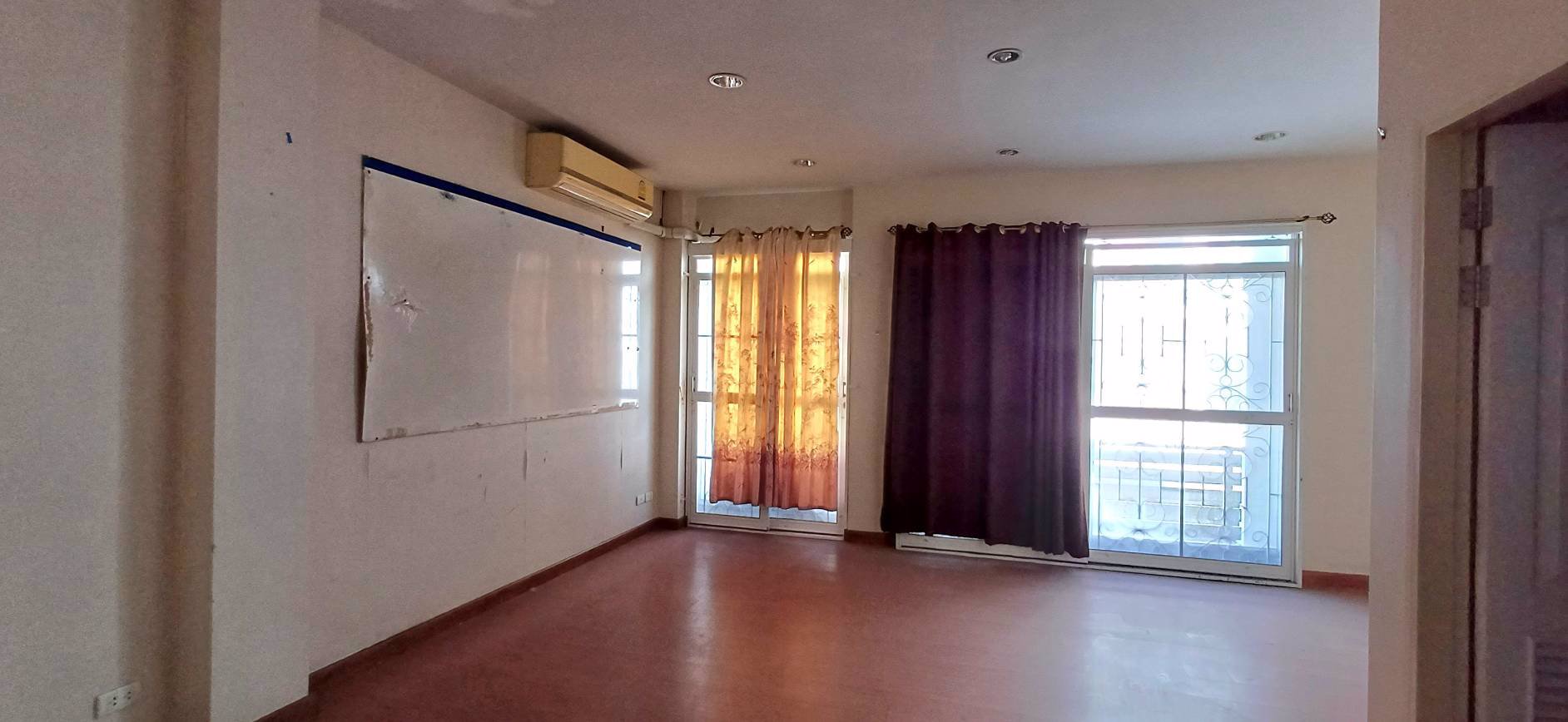 ขายทาวน์โฮม-4-ชั้น-แปลงมุม-ติดถนนลาดพร้าว-โครงการ-biz-town-เนื้อที่-29-ตรว-4-ชั้น-4-ห้องนอน-5-ห้อง