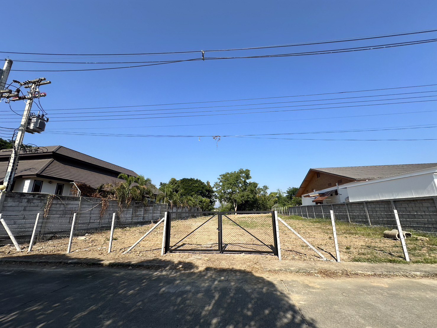 ขายที่วิวสวย-วิวทุ่งนา-วิวดอยสุเทพ-ที่ดินเปล่า-ติด-ดลธารา-ริมแม่น้ำกวง-214-ตรวล้อมรั้วกับประตู