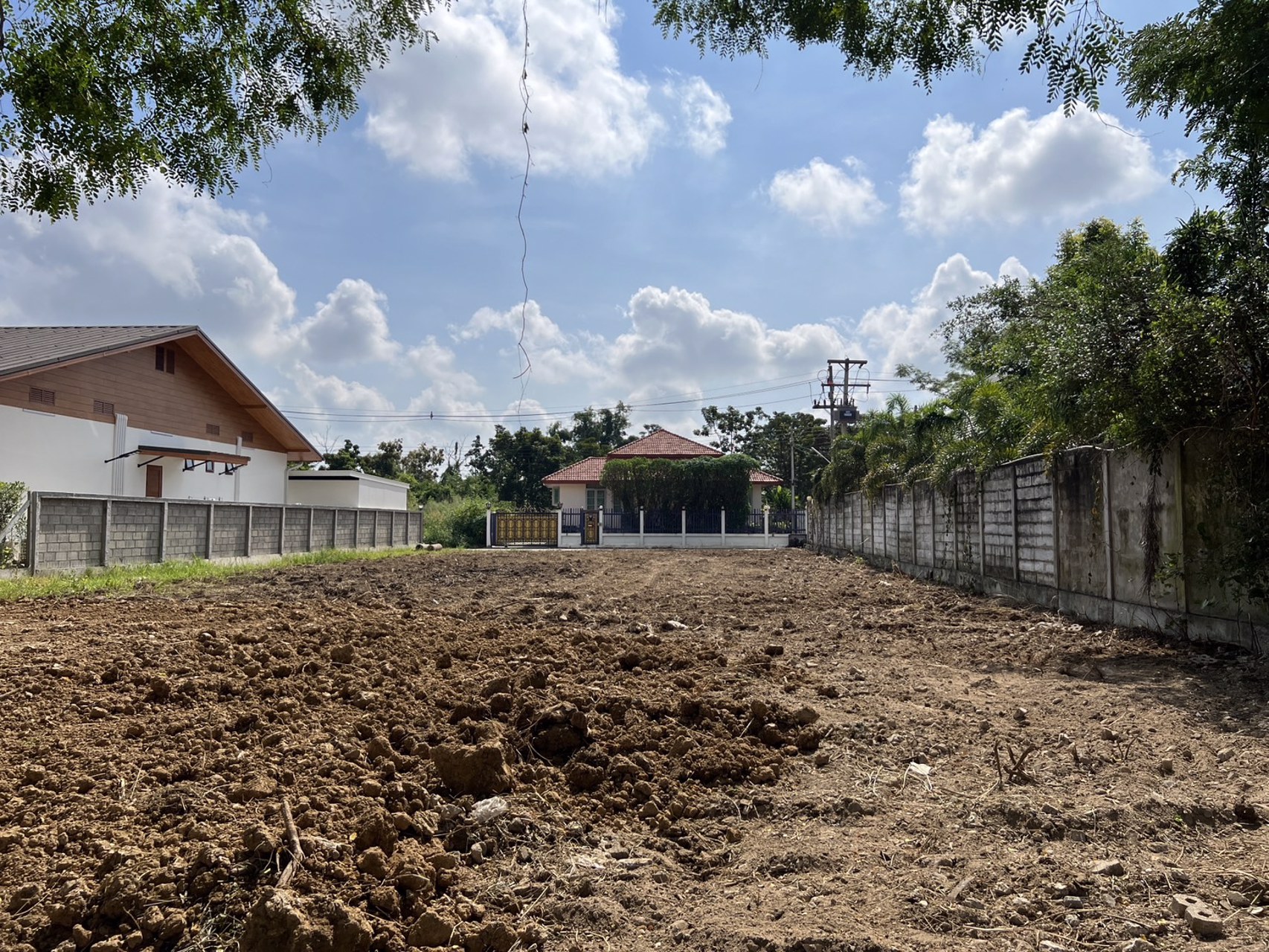 ขายที่วิวสวย-วิวทุ่งนา-วิวดอยสุเทพ-ที่ดินเปล่า-ติด-ดลธารา-ริมแม่น้ำกวง-214-ตรวล้อมรั้วกับประตู