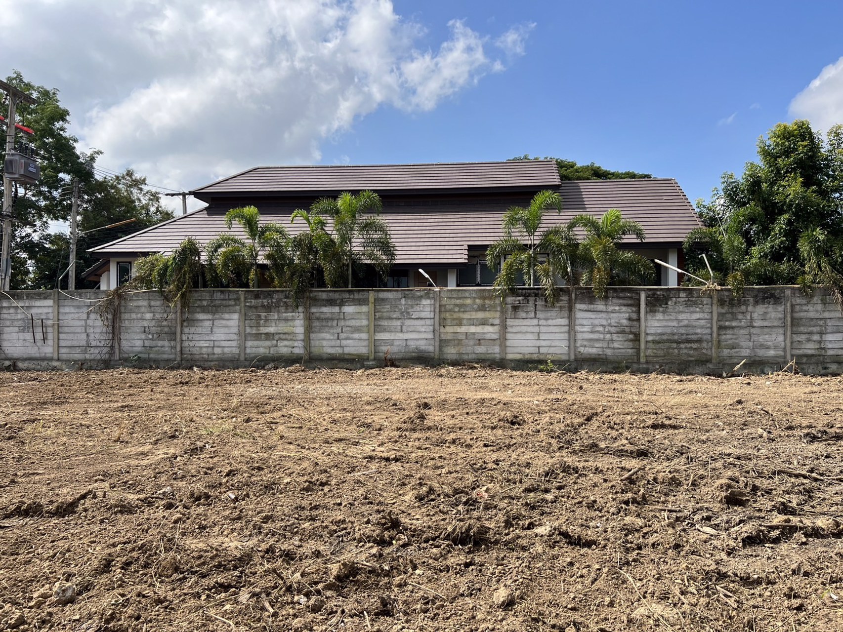 ขายที่วิวสวย-วิวทุ่งนา-วิวดอยสุเทพ-ที่ดินเปล่า-ติด-ดลธารา-ริมแม่น้ำกวง-214-ตรวล้อมรั้วกับประตู