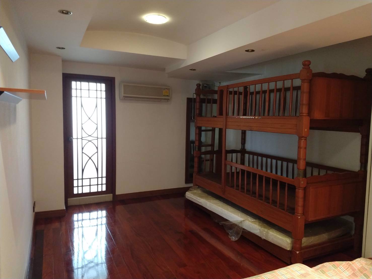 ขายด่วน-คอนโดติดริมรถไฟฟ้า-bts-ใจกลางเมืองสีลม-ห้องขนาดใหญ่-ราคาพิเศษ