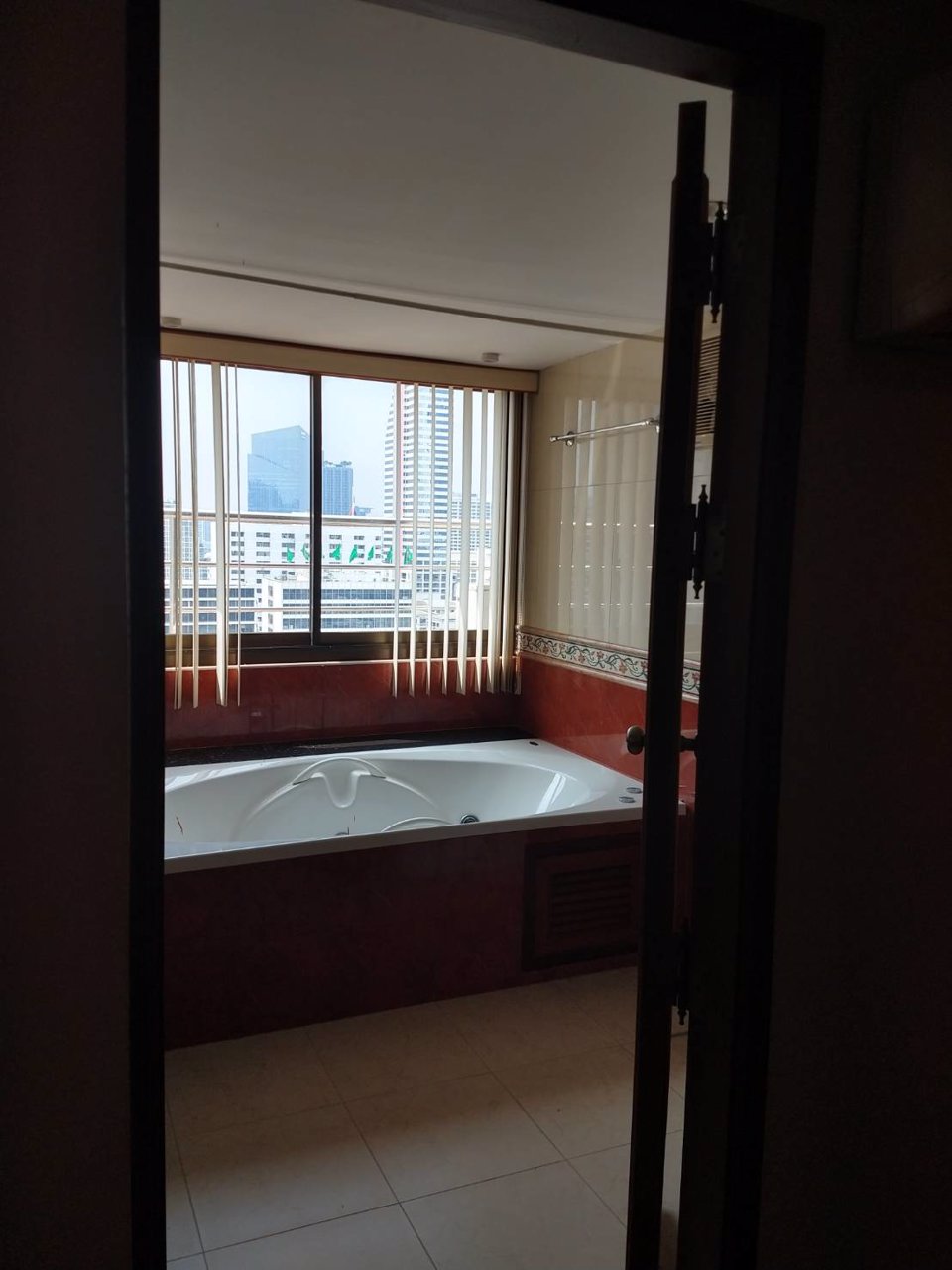 ขายด่วน-คอนโดติดริมรถไฟฟ้า-bts-ใจกลางเมืองสีลม-ห้องขนาดใหญ่-ราคาพิเศษ