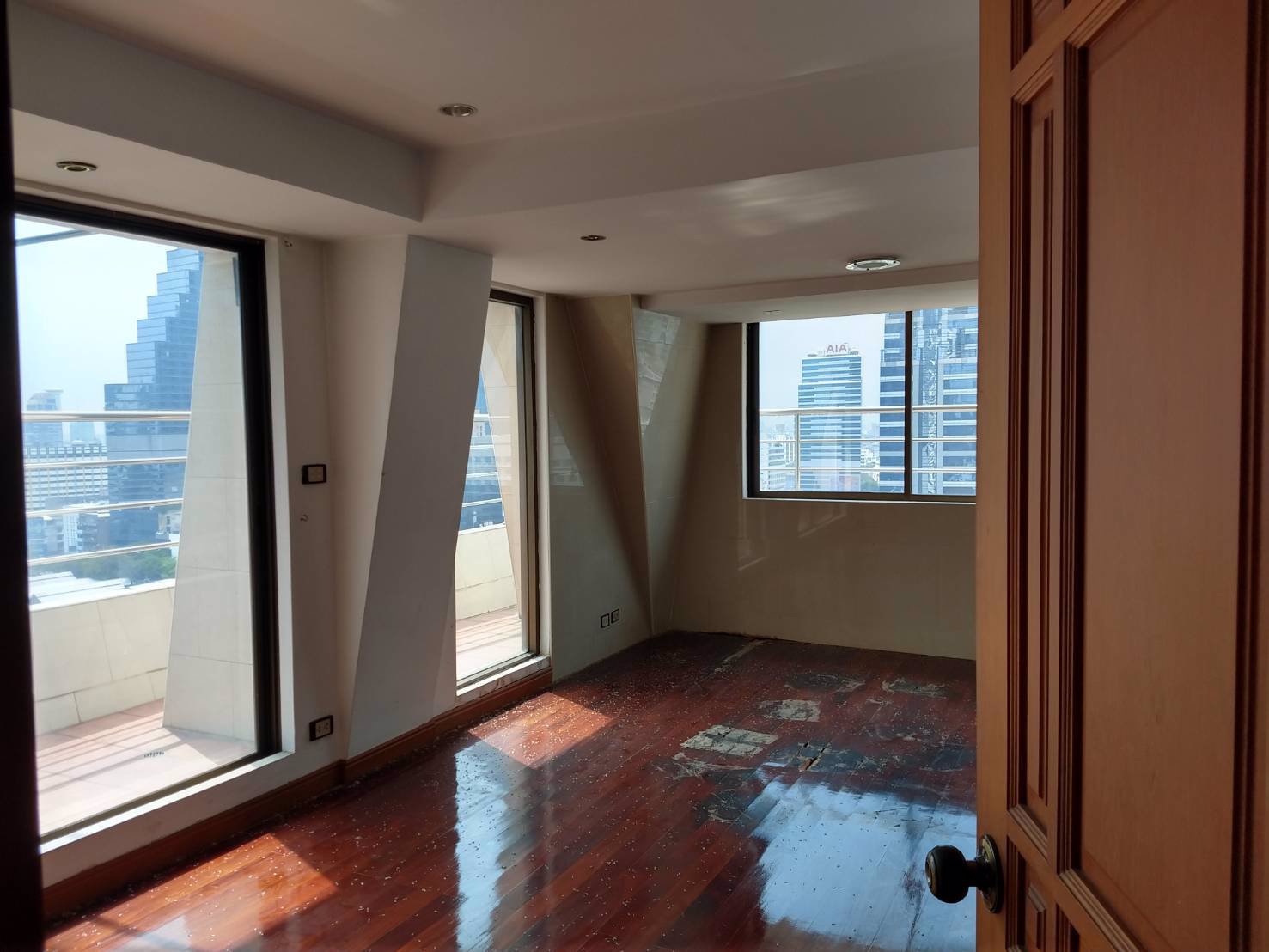 ขายด่วน-คอนโดติดริมรถไฟฟ้า-bts-ใจกลางเมืองสีลม-ห้องขนาดใหญ่-ราคาพิเศษ