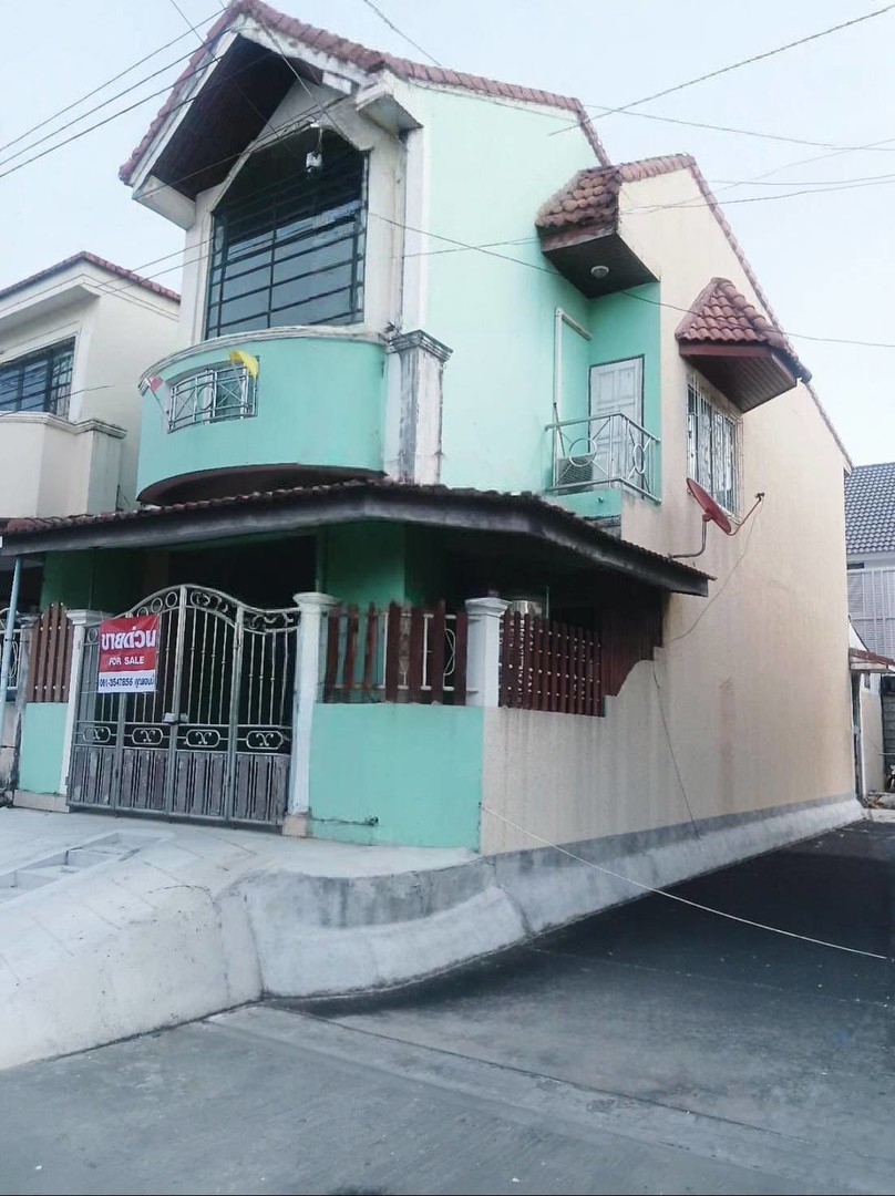 ขายด่วน-ทาวน์เฮ้าส์-2-ชั้น-พร้อมอยู่-โครงการ-มรุ่งกิจ-วิลล่า11-ร่มเกล้า-ราคาพิเศษ