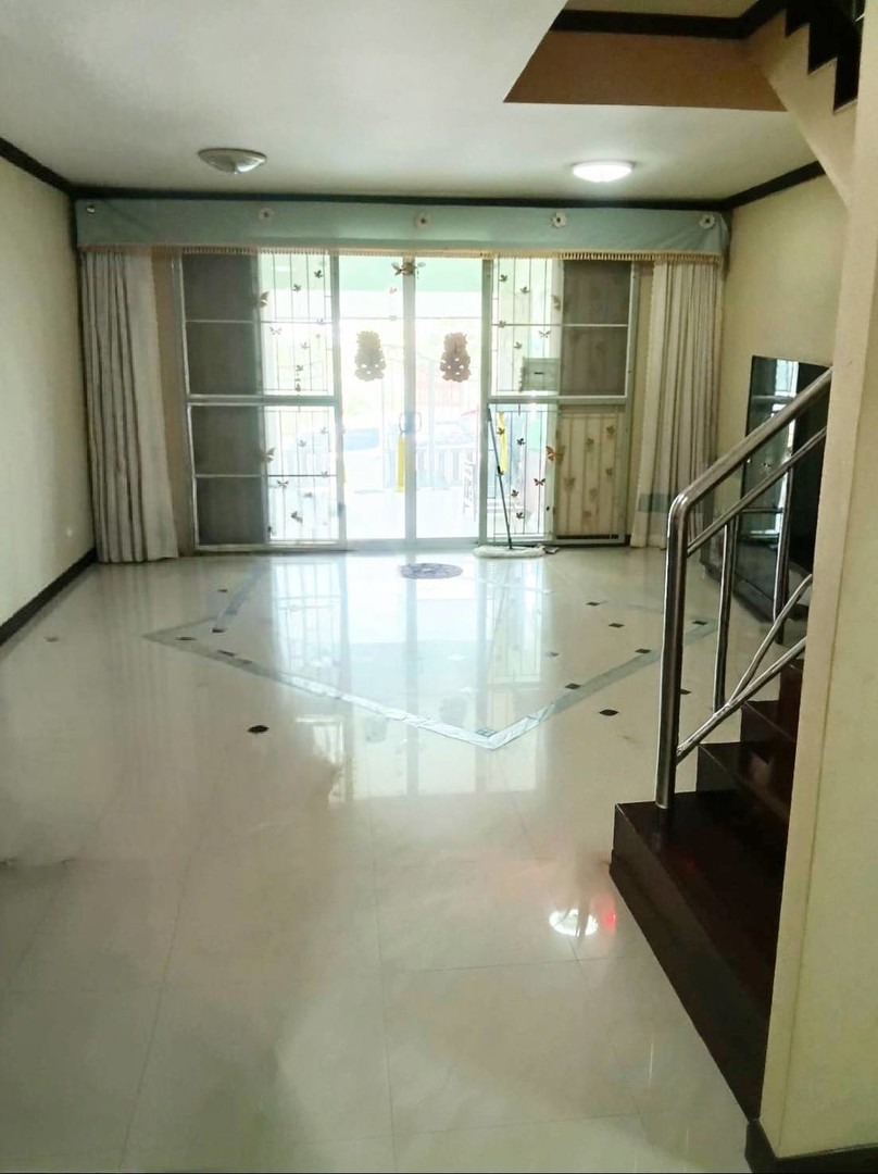 ขายด่วน-ทาวน์เฮ้าส์-2-ชั้น-พร้อมอยู่-โครงการ-มรุ่งกิจ-วิลล่า11-ร่มเกล้า-ราคาพิเศษ