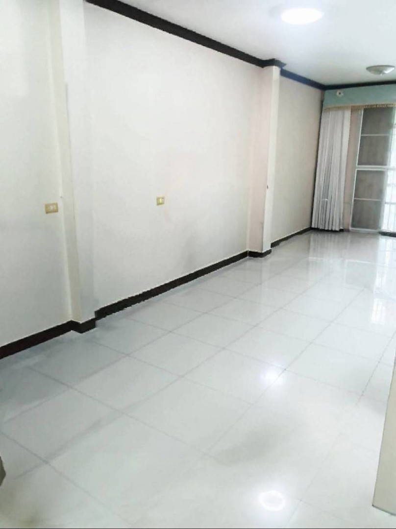 ขายด่วน-ทาวน์เฮ้าส์-2-ชั้น-พร้อมอยู่-โครงการ-มรุ่งกิจ-วิลล่า11-ร่มเกล้า-ราคาพิเศษ