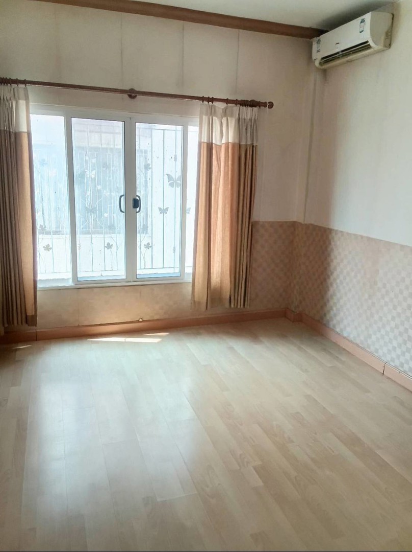 ขายด่วน-ทาวน์เฮ้าส์-2-ชั้น-พร้อมอยู่-โครงการ-มรุ่งกิจ-วิลล่า11-ร่มเกล้า-ราคาพิเศษ