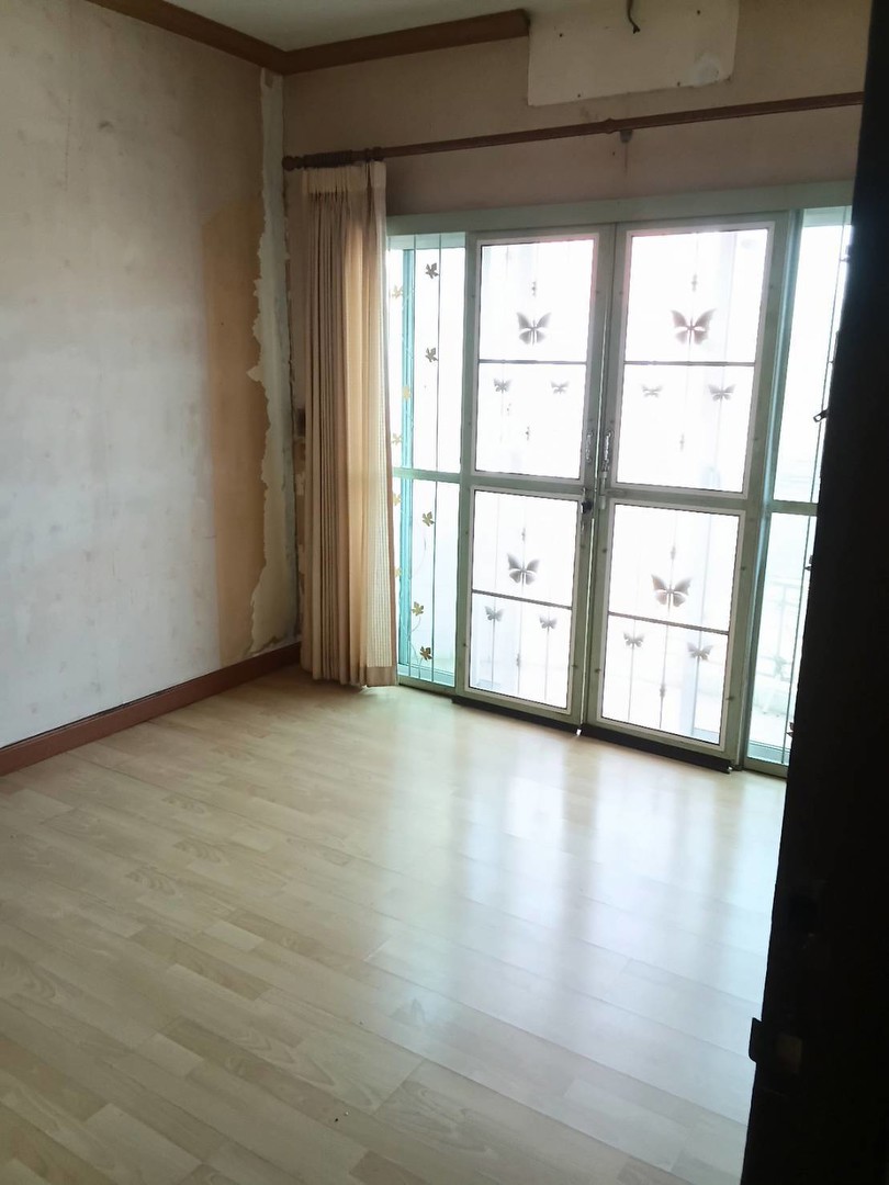 ขายด่วน-ทาวน์เฮ้าส์-2-ชั้น-พร้อมอยู่-โครงการ-มรุ่งกิจ-วิลล่า11-ร่มเกล้า-ราคาพิเศษ