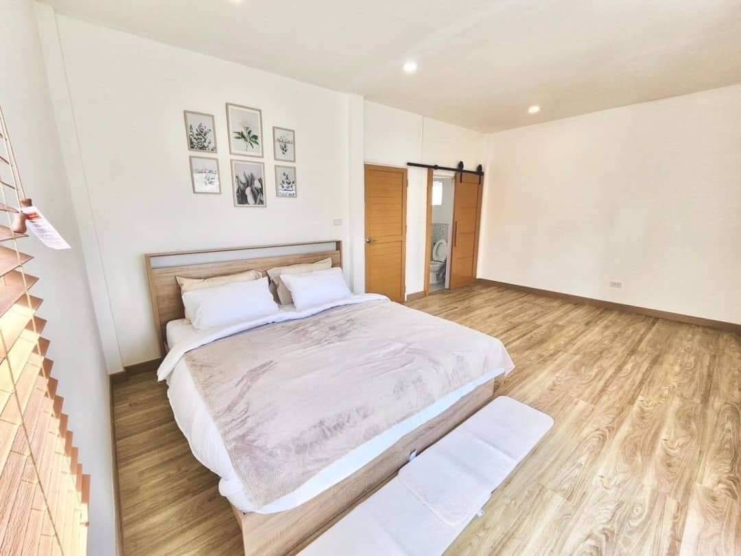 บ้านแฝดรีโนเวทใหม่ทั้งหลัง-บรรยากาศร่มรื่น-ตำแหน่งบ้านอยู่ต้นๆโครงการ-เข้าซอยไม่ลึก-ฟรีเฟอร์