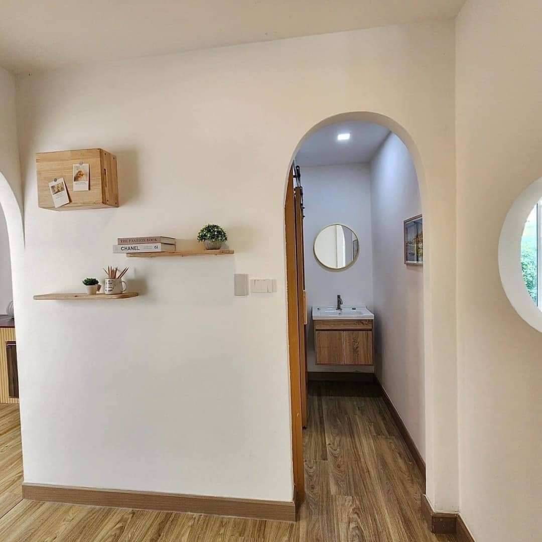 บ้านแฝดรีโนเวทใหม่ทั้งหลัง-บรรยากาศร่มรื่น-ตำแหน่งบ้านอยู่ต้นๆโครงการ-เข้าซอยไม่ลึก-ฟรีเฟอร์