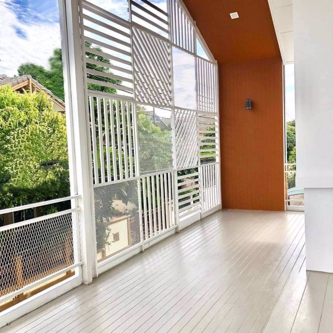 บ้านแฝดรีโนเวทใหม่ทั้งหลัง-บรรยากาศร่มรื่น-ตำแหน่งบ้านอยู่ต้นๆโครงการ-เข้าซอยไม่ลึก-ฟรีเฟอร์