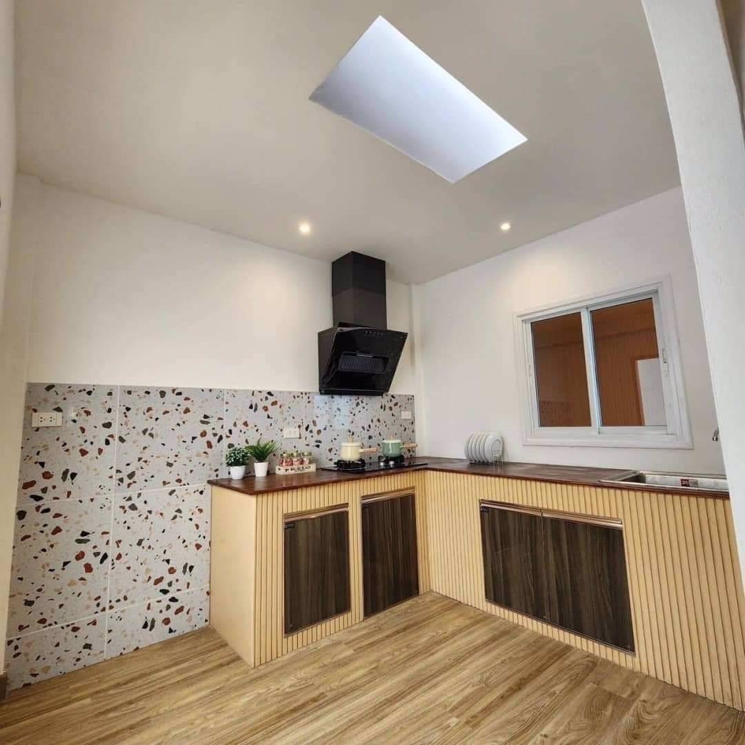 บ้านแฝดรีโนเวทใหม่ทั้งหลัง-บรรยากาศร่มรื่น-ตำแหน่งบ้านอยู่ต้นๆโครงการ-เข้าซอยไม่ลึก-ฟรีเฟอร์