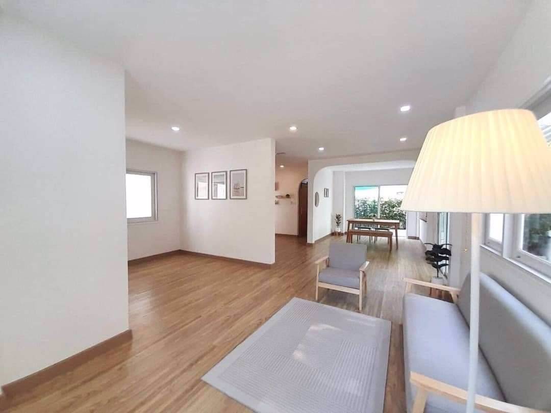 บ้านแฝดรีโนเวทใหม่ทั้งหลัง-บรรยากาศร่มรื่น-ตำแหน่งบ้านอยู่ต้นๆโครงการ-เข้าซอยไม่ลึก-ฟรีเฟอร์