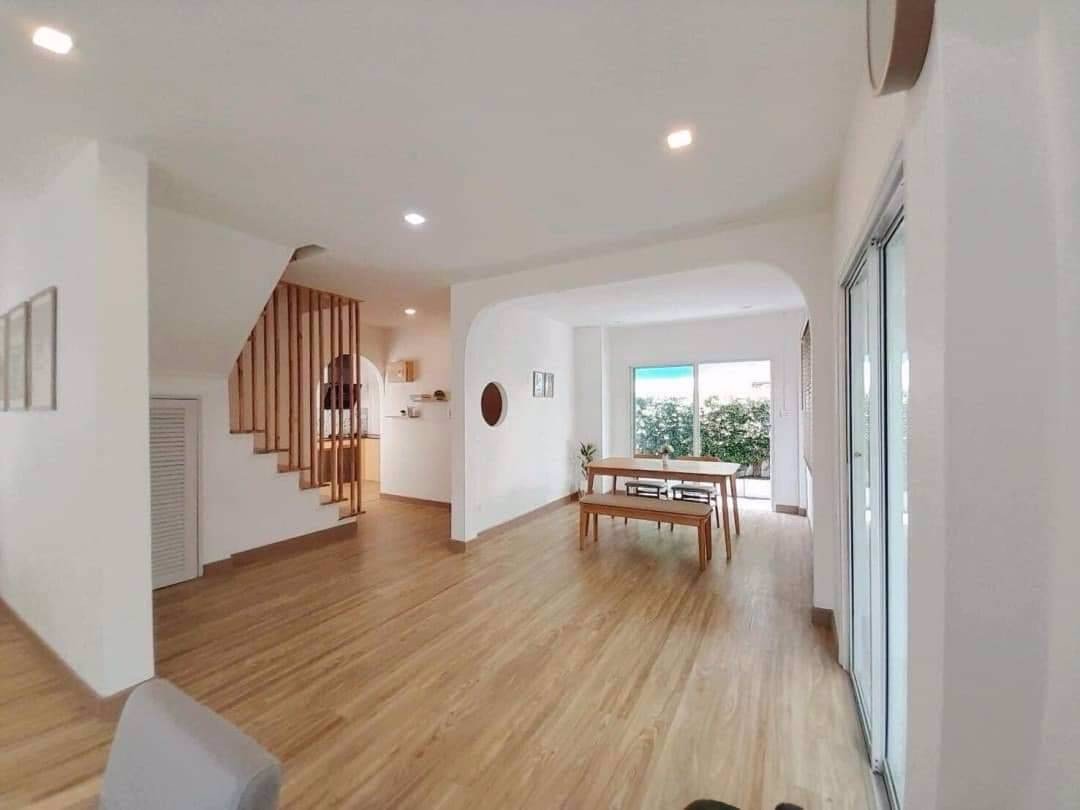 บ้านแฝดรีโนเวทใหม่ทั้งหลัง-บรรยากาศร่มรื่น-ตำแหน่งบ้านอยู่ต้นๆโครงการ-เข้าซอยไม่ลึก-ฟรีเฟอร์