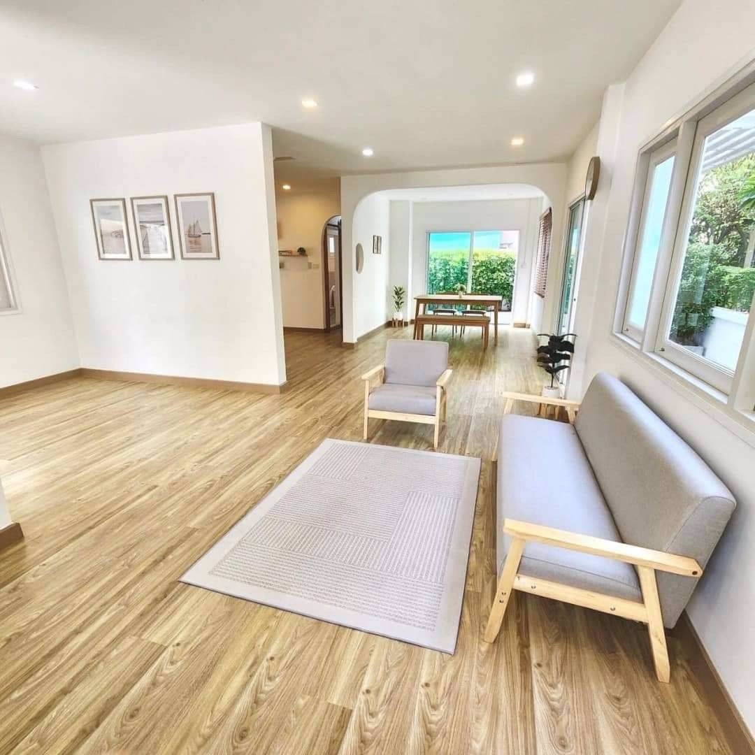 บ้านแฝดรีโนเวทใหม่ทั้งหลัง-บรรยากาศร่มรื่น-ตำแหน่งบ้านอยู่ต้นๆโครงการ-เข้าซอยไม่ลึก-ฟรีเฟอร์