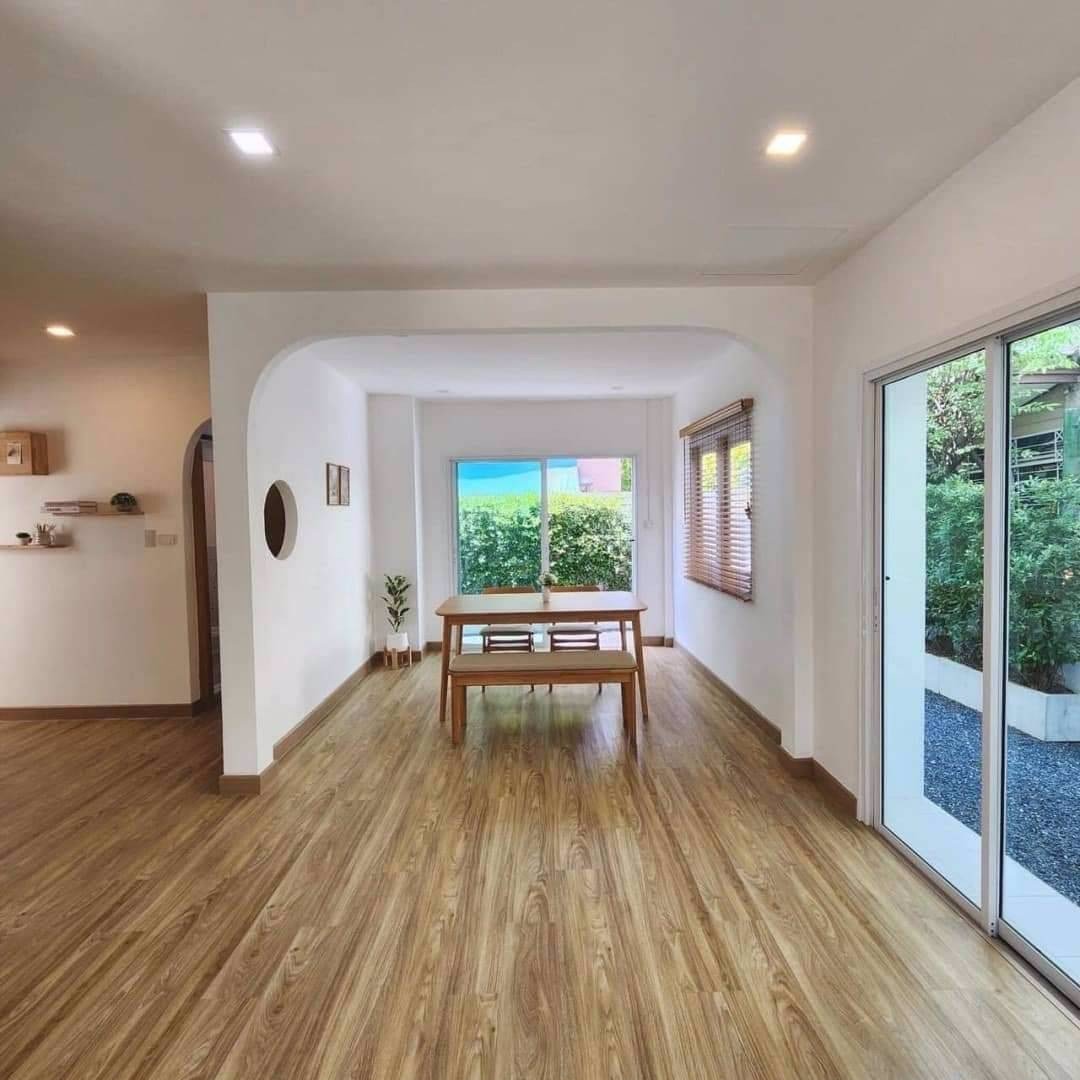 บ้านแฝดรีโนเวทใหม่ทั้งหลัง-บรรยากาศร่มรื่น-ตำแหน่งบ้านอยู่ต้นๆโครงการ-เข้าซอยไม่ลึก-ฟรีเฟอร์