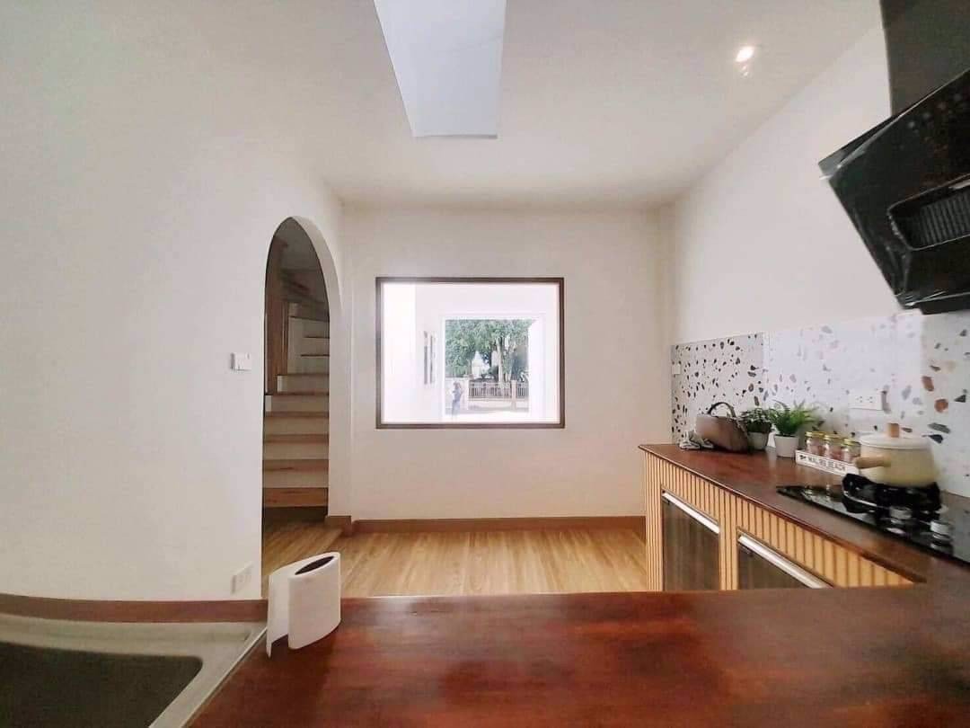 บ้านแฝดรีโนเวทใหม่ทั้งหลัง-บรรยากาศร่มรื่น-ตำแหน่งบ้านอยู่ต้นๆโครงการ-เข้าซอยไม่ลึก-ฟรีเฟอร์