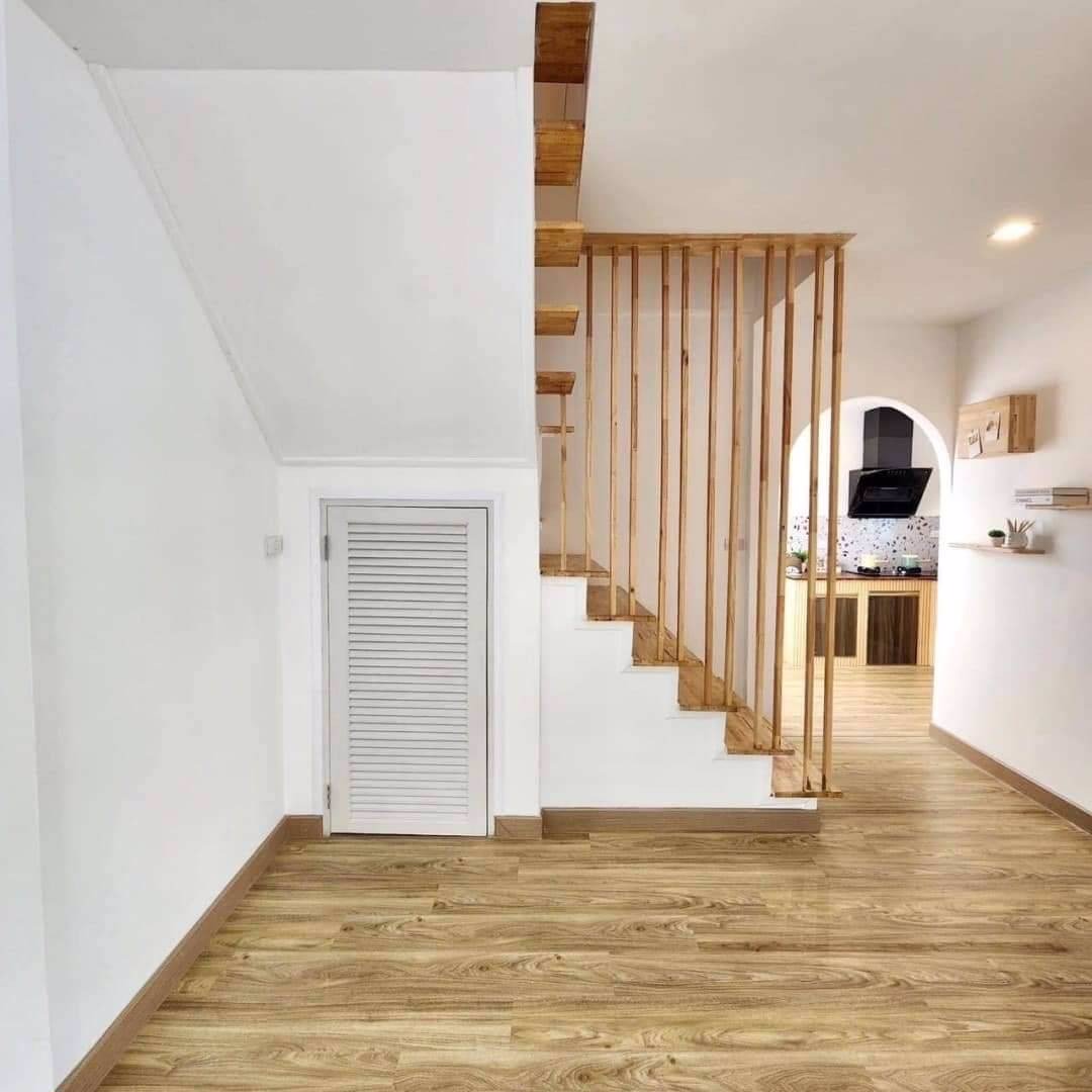 บ้านแฝดรีโนเวทใหม่ทั้งหลัง-บรรยากาศร่มรื่น-ตำแหน่งบ้านอยู่ต้นๆโครงการ-เข้าซอยไม่ลึก-ฟรีเฟอร์