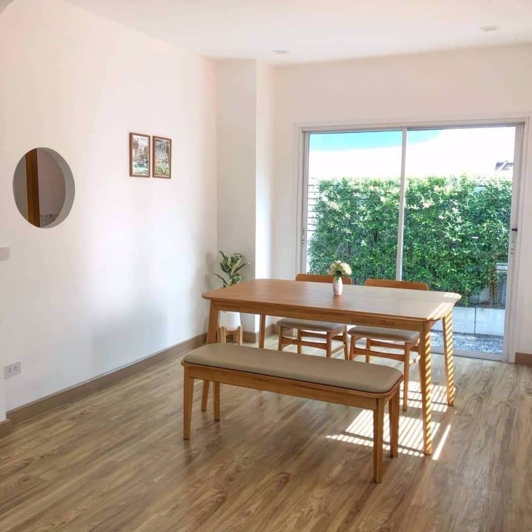 บ้านแฝดรีโนเวทใหม่ทั้งหลัง-บรรยากาศร่มรื่น-ตำแหน่งบ้านอยู่ต้นๆโครงการ-เข้าซอยไม่ลึก-ฟรีเฟอร์