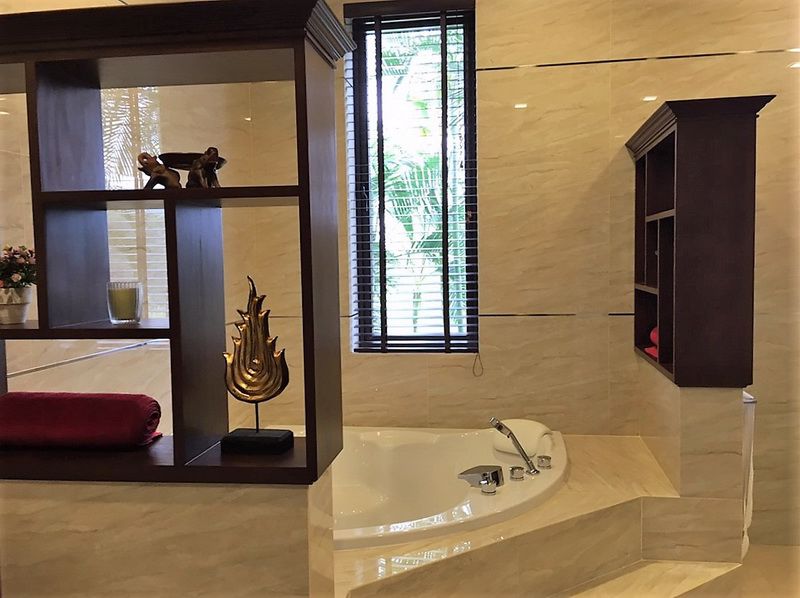 ขายบ้านหรูพร้อมที่ดิน-ในสนามกอล์ฟ-ปาล์มฮิลล์-หัวหิน-พร้อมวิวสนามกอล์ฟ-ตกแต่ง-หรูหรา-สวยงาม-พร้อมอยู่