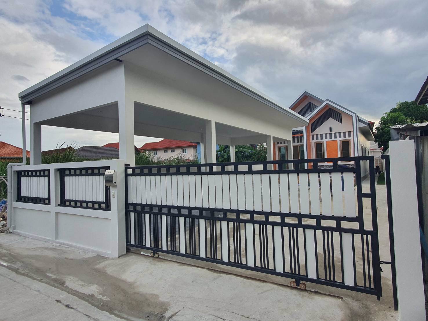 บ้านดีพร้อม-เพชรเกษม-110-แยก-4-3-บ้านมีพื้นที่ใช้สอยกว้างๆ-บรรยากาศร่มรื่น-โรงจอดรถหรู-4-คัน