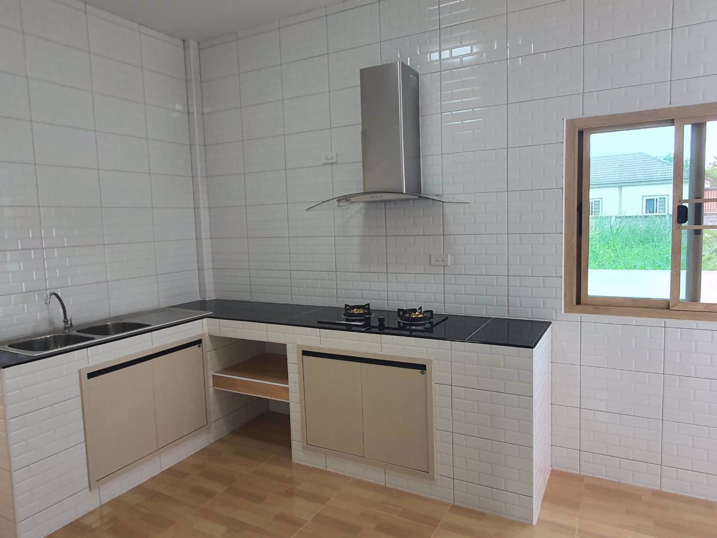 บ้านดีพร้อม-เพชรเกษม-110-แยก-4-3-บ้านมีพื้นที่ใช้สอยกว้างๆ-บรรยากาศร่มรื่น-โรงจอดรถหรู-4-คัน