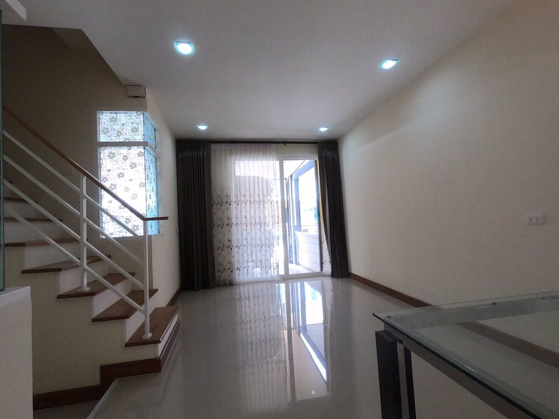 ขายบ้านโกลเด้นทาวน์-วัชรพล-สุขาภิบาล-5-ทาวน์โฮม-2-ชั้น