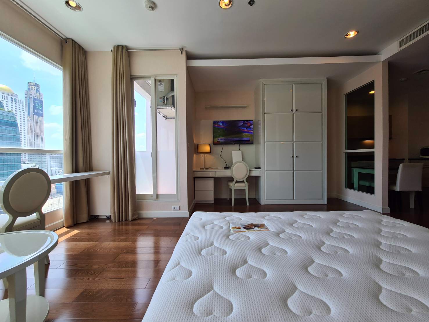 the-address-chidlom-for-sale-at-best-price-150xxx-baht-sqm-