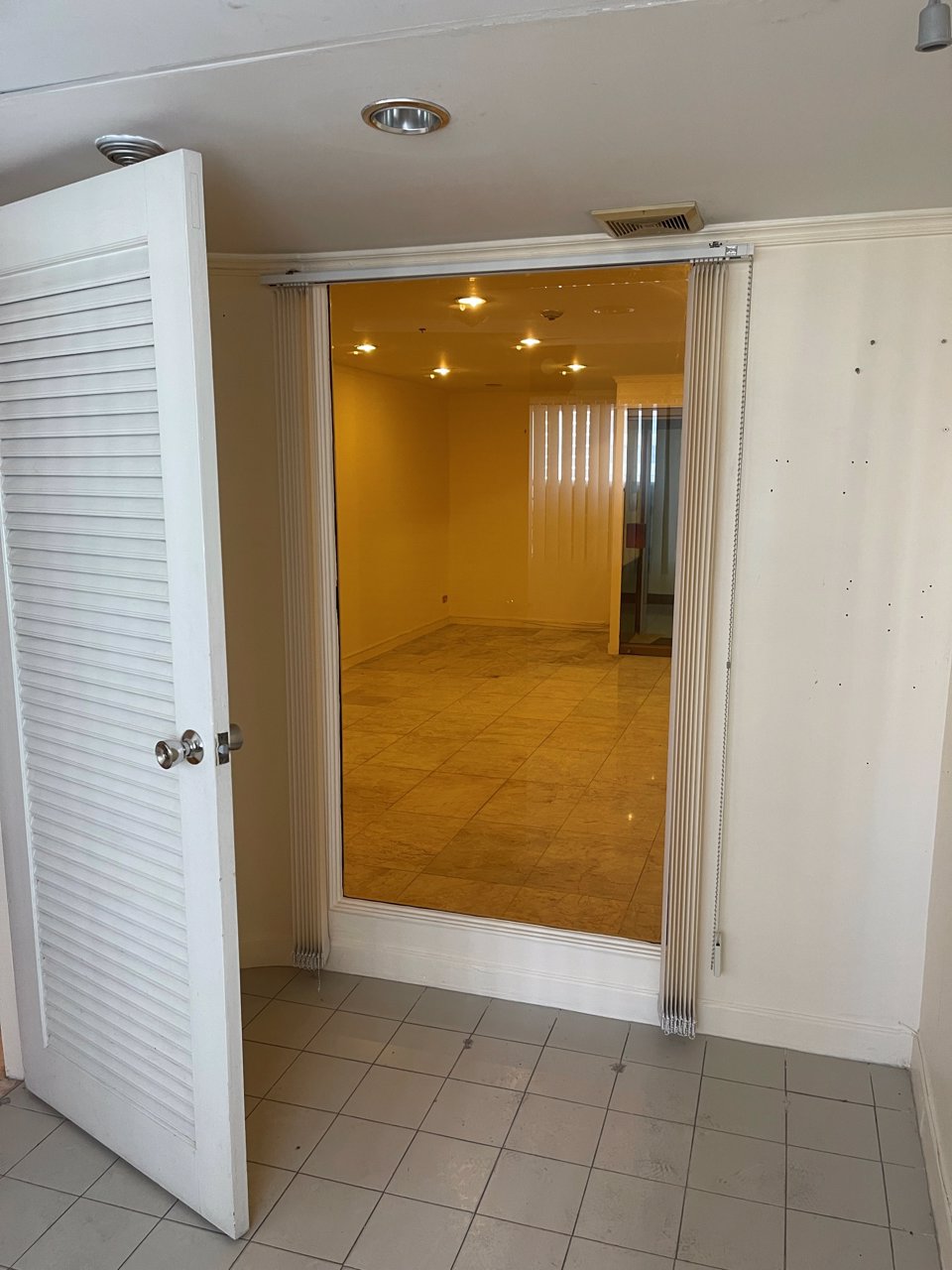 ขายห้องสวยราคาถูกบนสีลม-for-sale-condo-on-silom