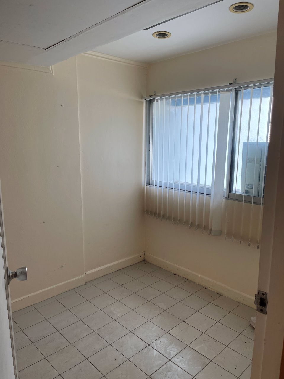 ขายห้องสวยราคาถูกบนสีลม-for-sale-condo-on-silom