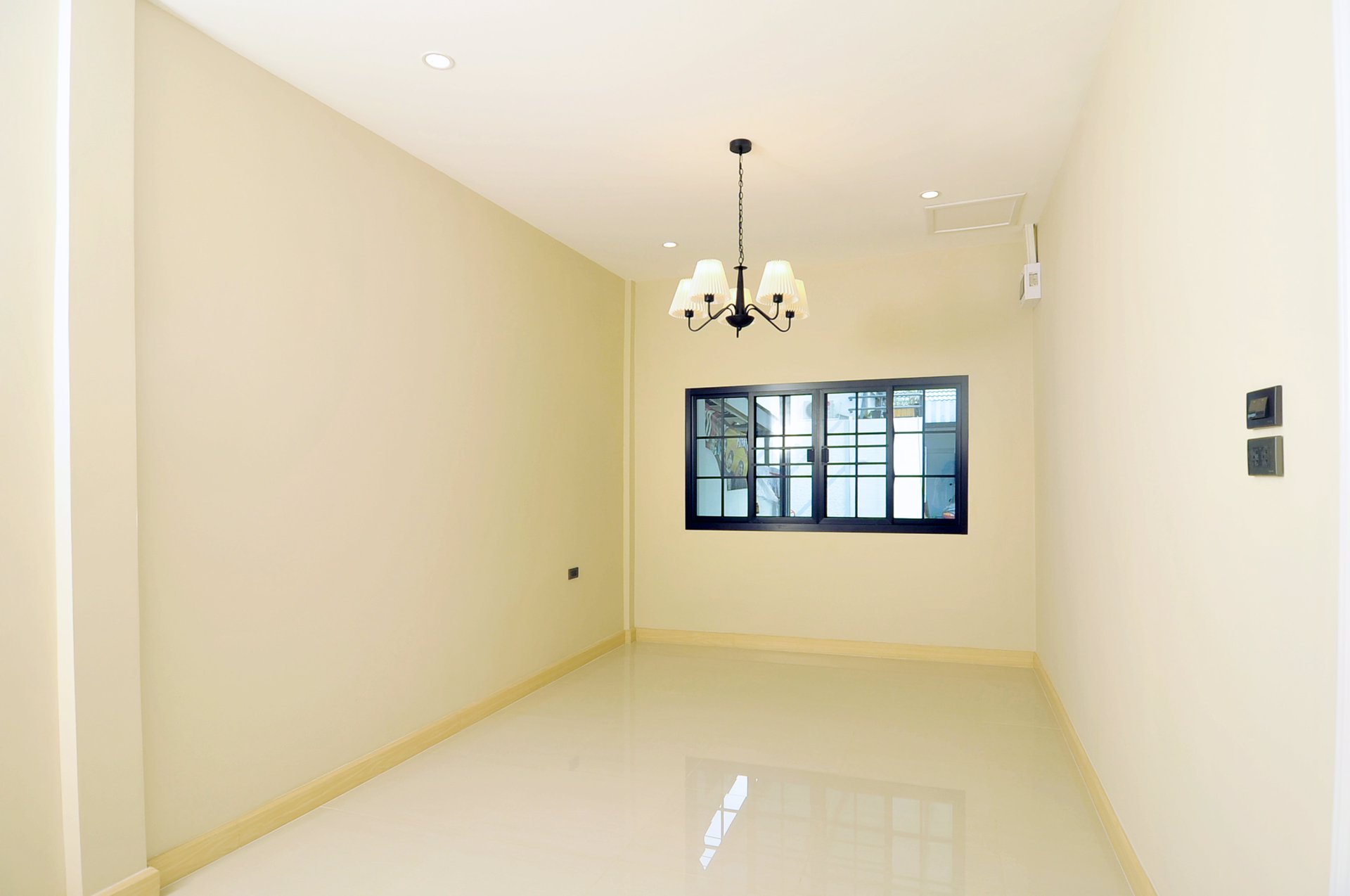 ขายทาวเฮ้าส์ชั้นเดียวห้องริมต่อเติมใหม่-40-ตารางวา-ถนนนวมินทร์-อารมณ์เหมือนบ้านเดี่ยว