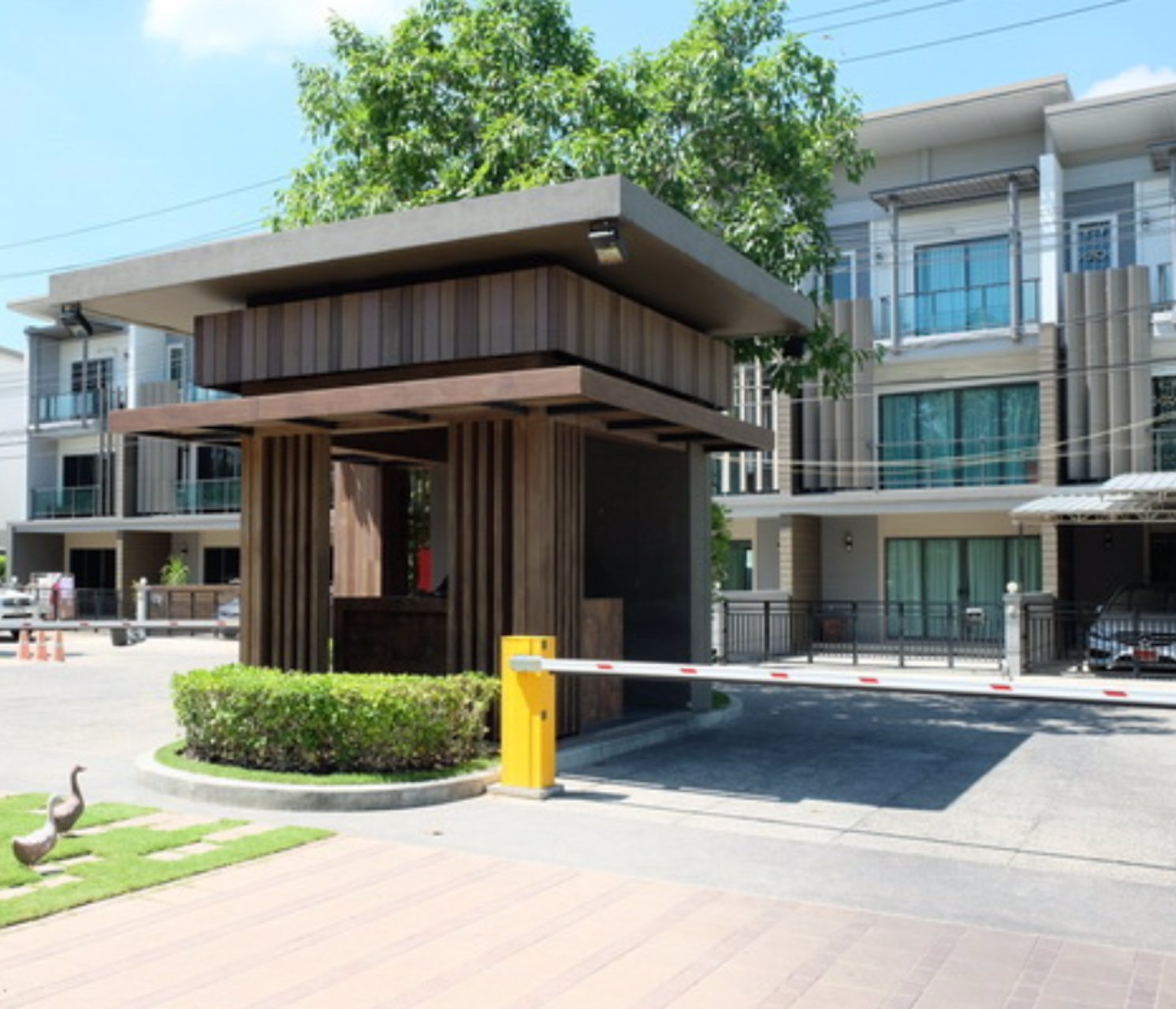 ขายด่วน-ขายทาวน์โฮม3ชั้น-ทาวน์อเวนิว-พระราม2-ซอย30-สภาพใหม่-หันทิศใต้-ไม่มีบ้านตรงข้าม