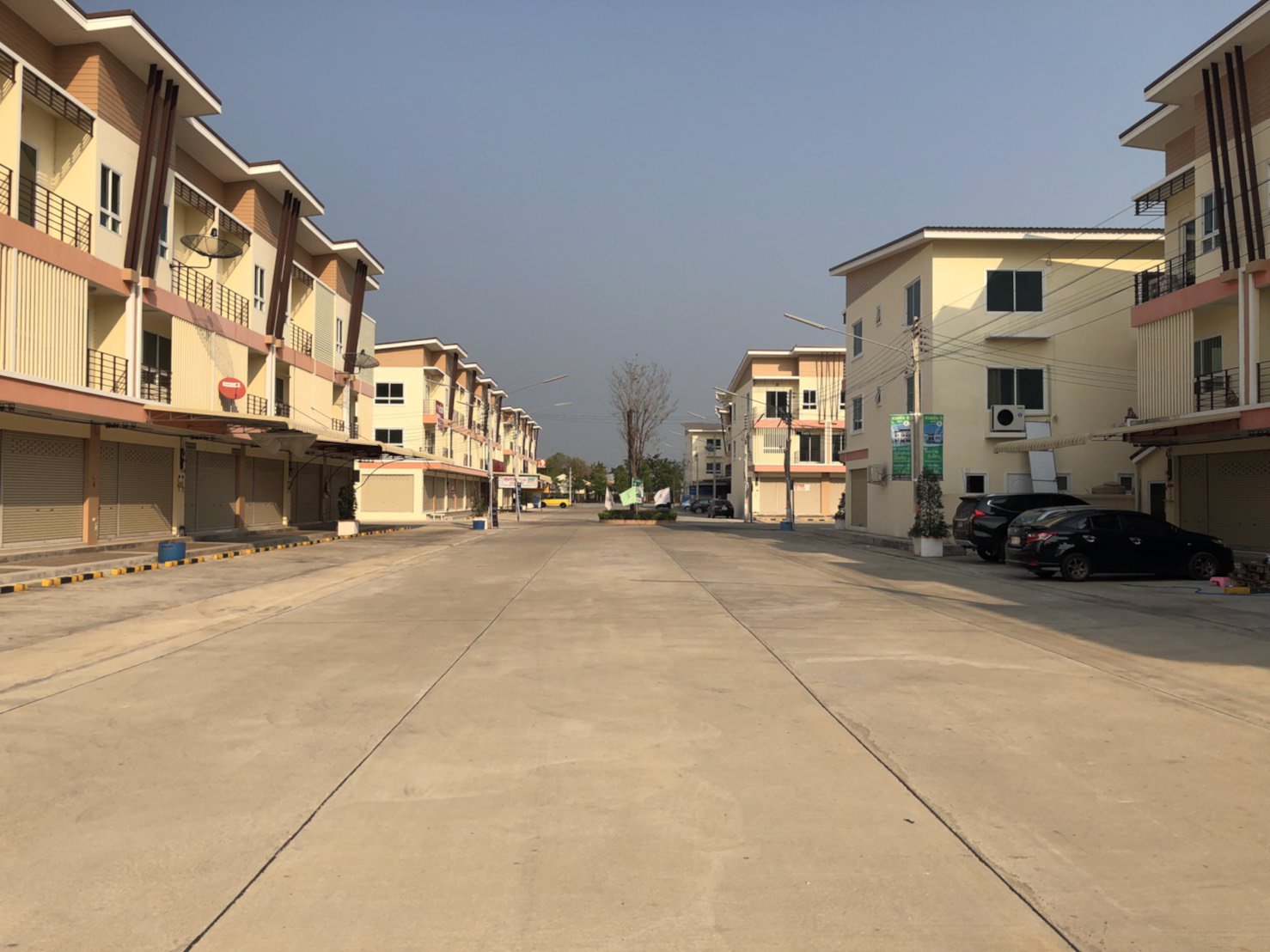 ขายอาคารพาณิชย์-3-ชั้น-หมู่บ้านยิ่งรวยพรีเมียร์-สุดหรู-สไตล์โมเดิร์น-บนถนนมาลัยแมน-ติดกับศาลเจ้าพ่อห