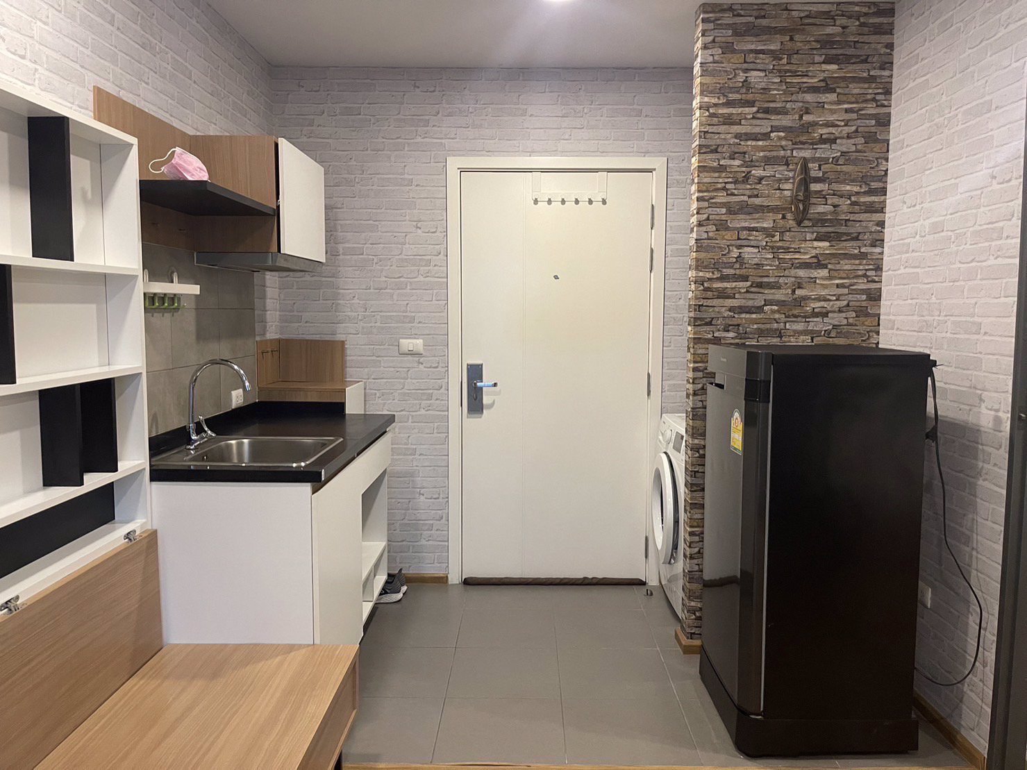 ให้เช่าคอนโด-ตกแต่งอย่างดี-เฟอนิเจอร์ครบทุกชิ้น-ลากกระเป๋าเข้าอยู่ได้เลย