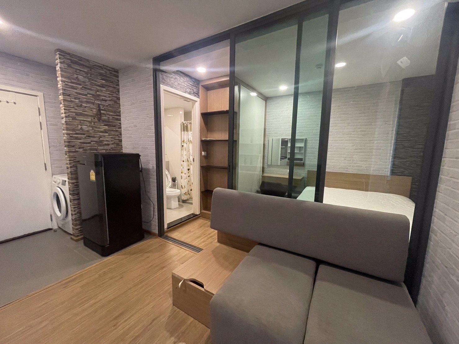 ให้เช่าคอนโด-ตกแต่งอย่างดี-เฟอนิเจอร์ครบทุกชิ้น-ลากกระเป๋าเข้าอยู่ได้เลย